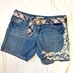 No Boundaries Distressed Denim & Lace Shorts, 11 Junior, EUC, Plaid Belt.